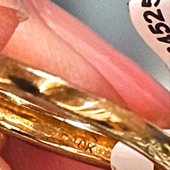 Gold 10KT Ring with Elegant Design - Picture 8 of 10